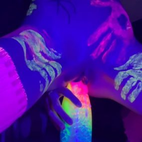 #Ellexxaurus #自慰 #骑乘 #肥臀 #荧光粉 #高潮 #幻龙