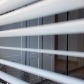 偷拍灰色睡衣骚母狗，双玩具玩弄双穴，高潮流出白浆