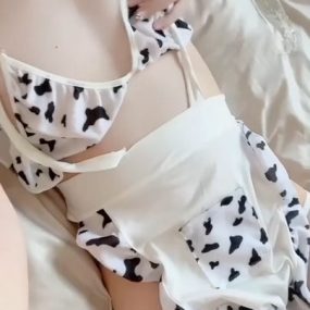 【新】重口萝莉-点点-卧室小奶牛章鱼棒自慰