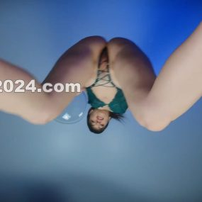 颜面骑乘，舔我滴水的奶油色阴户直到我喷水