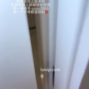 趣趣 – 灰色背心迷你绿裙高跟鞋