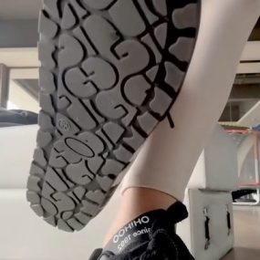 #芃芃大人 瑜伽裤运动鞋裸足