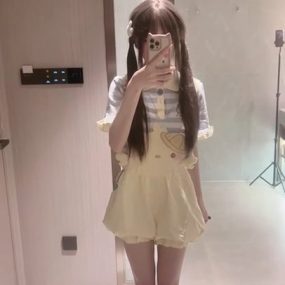 不知名双马尾白虎萝莉