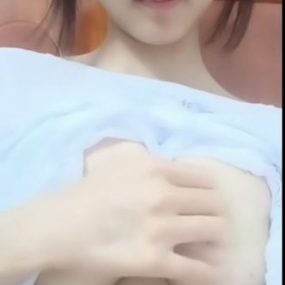 清纯嫩妹视频裸聊自慰 吐舌头 6