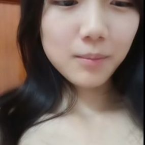 清纯嫩妹视频裸聊自慰 吐舌头