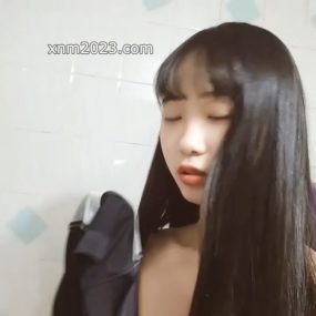 #黄晓盈 #福利姬 清纯大学生母狗，进男厕所露出自慰