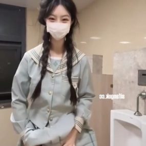 Jk极品美少女 公共男厕所露出自慰