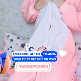 穿着睡衣的可爱少女 湿滑屄的响亮声音，全部在奶油中