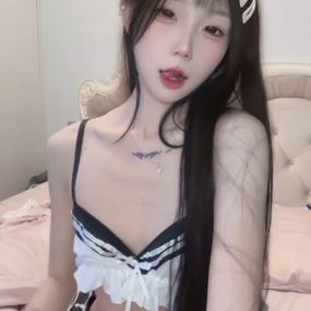 快手【我很快乐】乳晕萌妹露脸高颜值学妹定制裸舞 7
